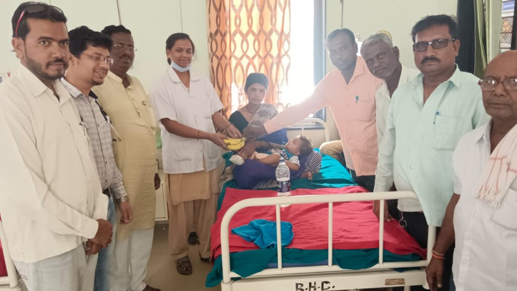 लक्ष्मण रणदिवे यांच्या वाढदिवसा निमित्त ग्रामीण रुग्णालयात फळे वाटप