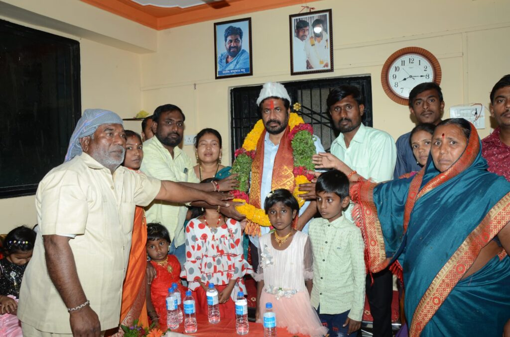 माजी राज्यमंत्री बच्चूभाऊ कडू यांची प्रहार उपजिल्हा प्रमुख विनोद तेलंगे यांच्या निवासस्थानी सदिच्छा भेट