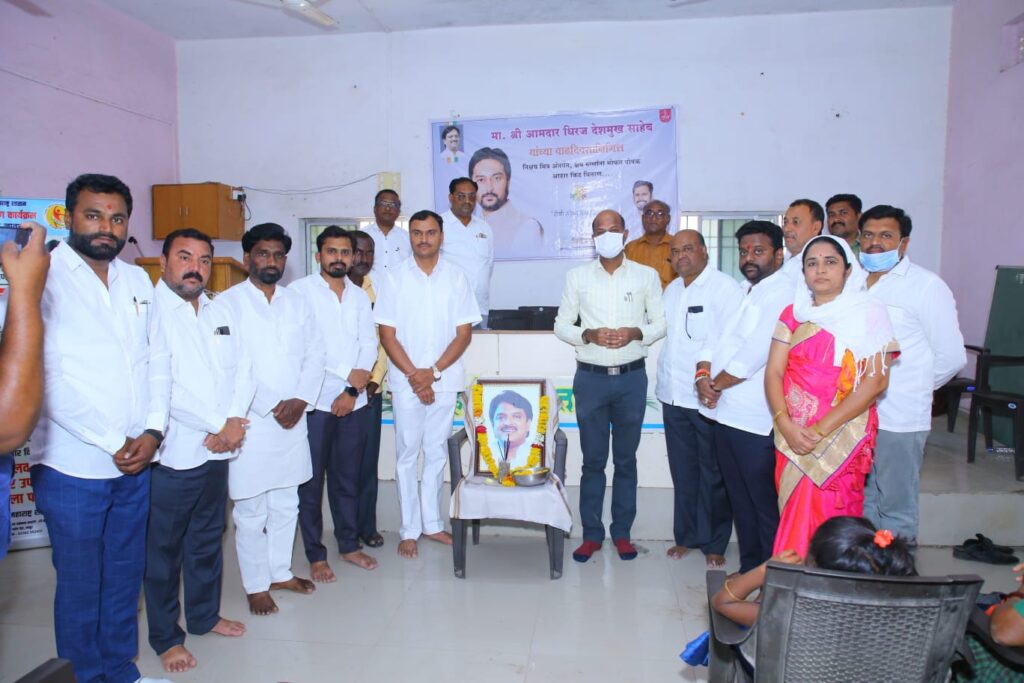 आ. धिरज देशमुख यांच्या वाढदिवसनिमित्त विपीन जाधव यांनी क्षय रुग्णांना मोफत पोषक आहार किट वाटप