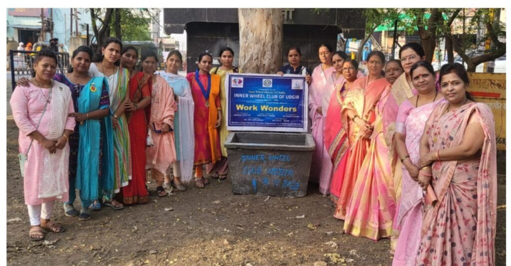 रस्त्यावरील मुक्या जनावरांची तहान भागवण्यासाठी इनरव्हील क्लब उदगीरचा मायेची शीतलता उपक्रम