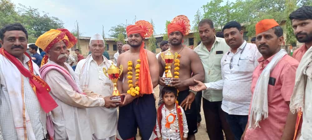 बोरोळात कुस्तीचा फड रंगला मल्लांनी आनंद लोटला