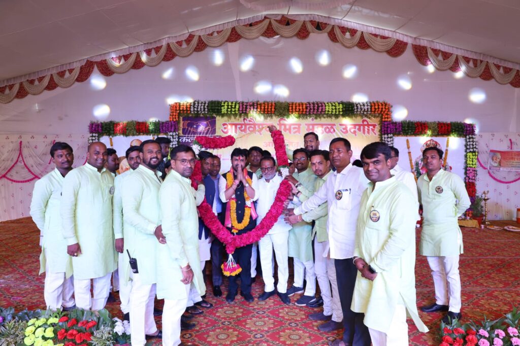 आर्य वैश्य समाजाच्या वतीने आ.संजय बनसोडे 'विकास पुरुष' पुरस्काराने सन्मानित