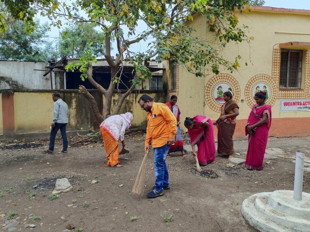 सुंदर माझा दवाखाना अंतर्गत देवणी खु उपकेंद्र परिसरात स्वच्छता