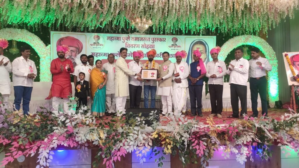 प्रहार जनशक्ती पक्ष किनगाव चे शहर अध्यक्ष बाळू आमले माळी महात्मा फुले राज्यस्तरीय समाजरत्न पुरस्काराने सन्मानित