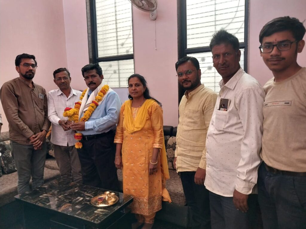 समाजसेवेचा वसा घेतलेल्या डॉ. शरद तेलगाने यांचा मारवाडी युवा मंच तर्फे सत्कार