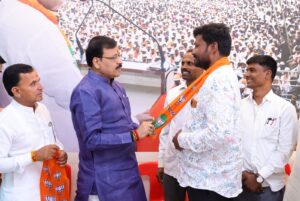 चेअरमन महेश नरवडे यांचा भाजपात प्रवेश