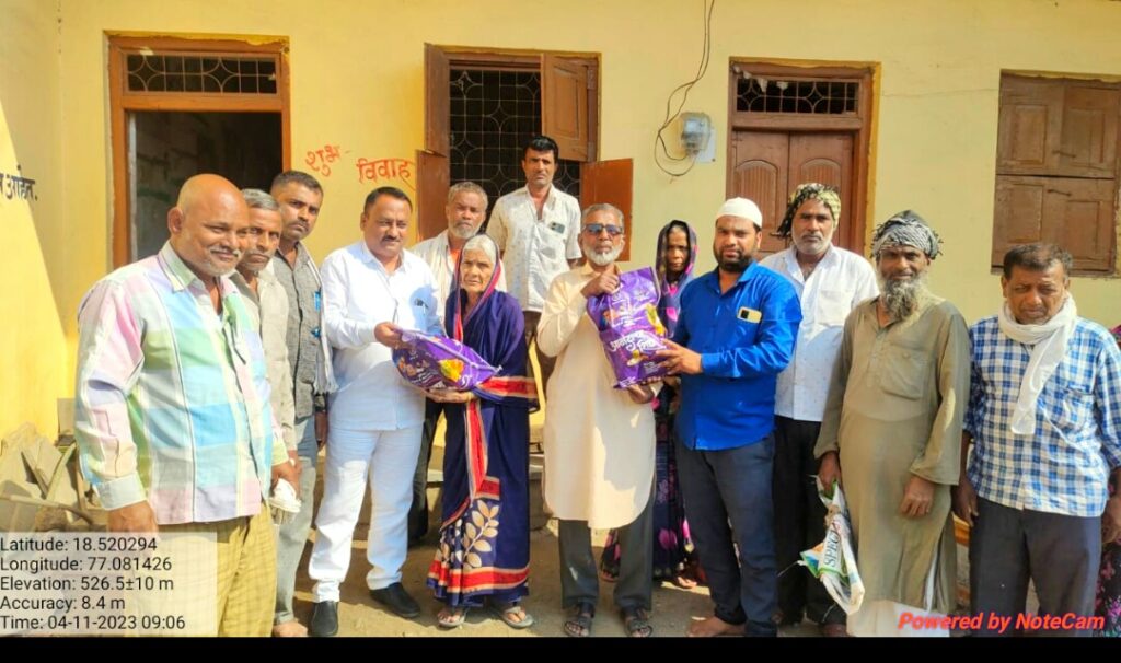 वाढवणा येथे आनंदाचा शिधेचे पत्रकार बिरादार यांच्या हस्ते वाटप