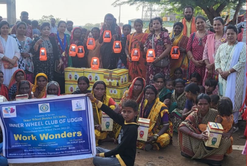 इनरव्हील क्लब तर्फे लोणी येथे झोपडीतील अंधार दूर करण्यासाठी सोलर लॅम्पचे वाटप