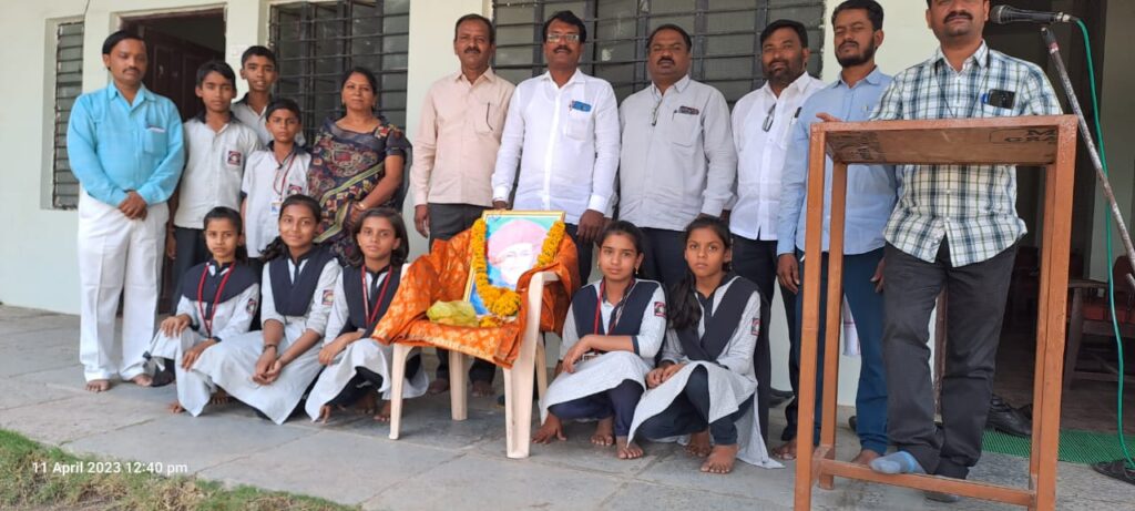 विद्या वर्धिनी हायस्कूल मध्ये महात्मा फुले यांची जयंती साजरी