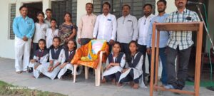 विद्या वर्धिनी हायस्कूल मध्ये महात्मा फुले यांची जयंती साजरी