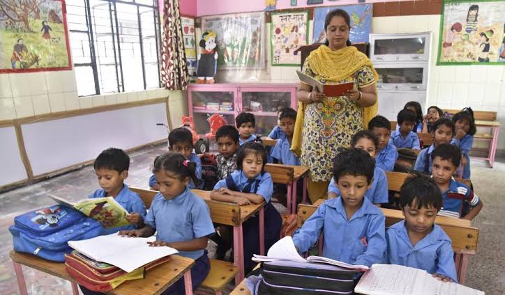 प्रस्तावित शिक्षकभरती मध्ये "ईडब्लुएस" व "खुल्या प्रवर्गाला" आरक्षणानुसार जागा द्या.-श्रीकांत जाधव