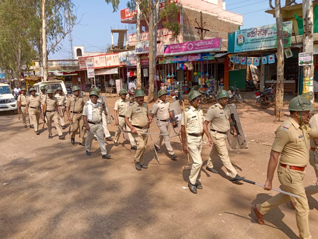 आगामी सण-उत्सवच्या अनुषंगाने लातूर पोलिसांचे मध्यरात्री कोंबिंग ऑपरेशन