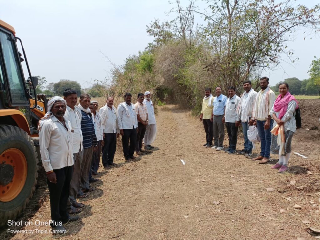 महाराजस्व अभियान अंतर्गत डिग्रस येथे नळेगाव पाणंद रस्ता खुला करण्याचा शुभारंभ