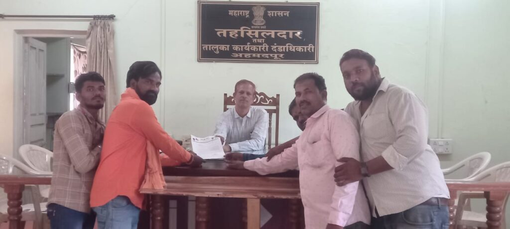 अहमदपुरात तुंबलेल्या नाल्यांमुळे घाणीचे साम्राज्य ; शिवसेनेच्या वतीने निवेदन