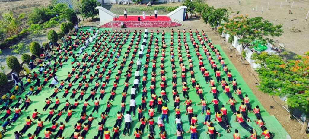 विद्यावर्धिनी विद्यालयात आंतरराष्ट्रीय योगा दिन साजरा