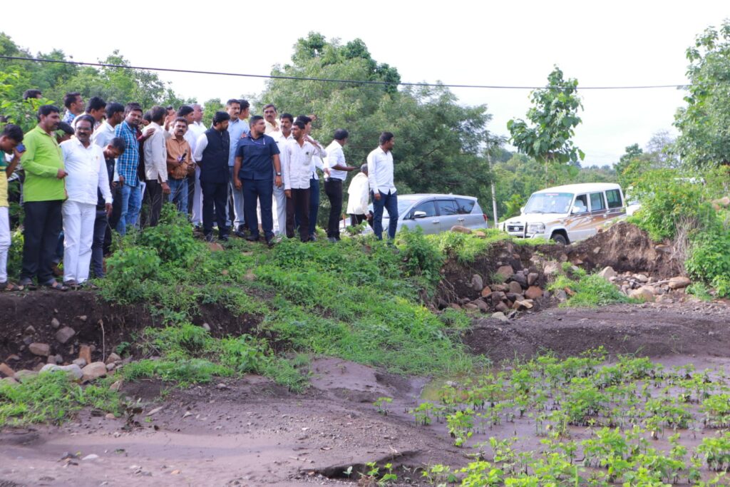 अतिवृष्टीमुळे झालेल्या नुकसानीची पाहणी करण्यासाठी क्रीडा व युवक कल्याण मंत्री शेतकऱ्यांच्या बांधावर!