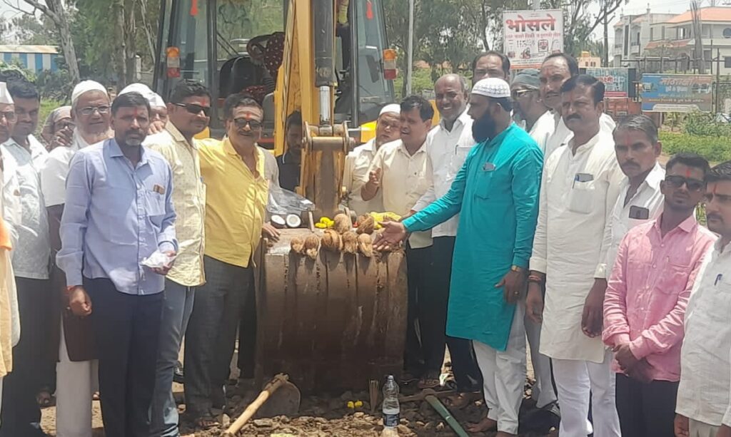 पोलीस फ्लॅश न्यूज बातमीचा इफेक्ट - कासार सिरसी येथील मुख्य रस्ताच्या कामाला सुरुवात