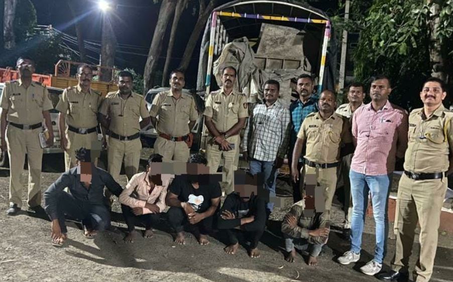 रस्त्यावरील पुलाचे बांधकामाचे लोखंडी साहित्य चोरणाऱ्या 5 आरोपींना 4 लाख 40 हजार रुपयाच्या मुद्देमालसह अटक