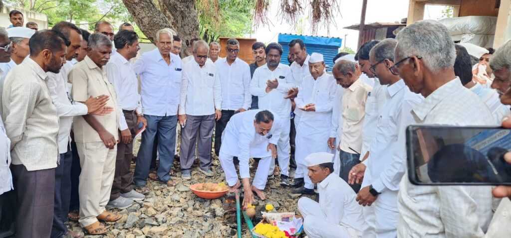 आ.बाबासाहेब पाटील यांच्या हस्ते १ कोटी ५७ लक्ष रुपयांच्या निधीतून रस्ते विकासकामाचे भूमिपूजन !