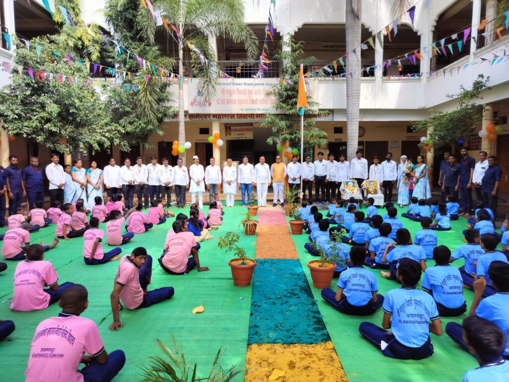 मतिमंद व मूकबधिर विद्यालयात स्वातंत्र्य दिनानिमित्त ध्वजारोहन