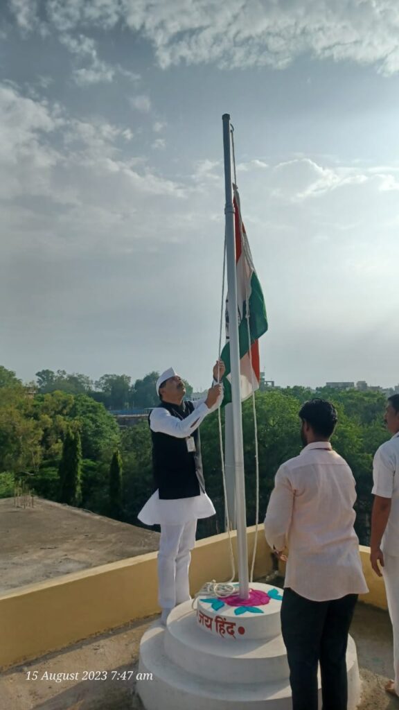 महात्मा फुले महाविद्यालयात स्वातंत्र्य दिन मोठ्या उत्साहात साजरा