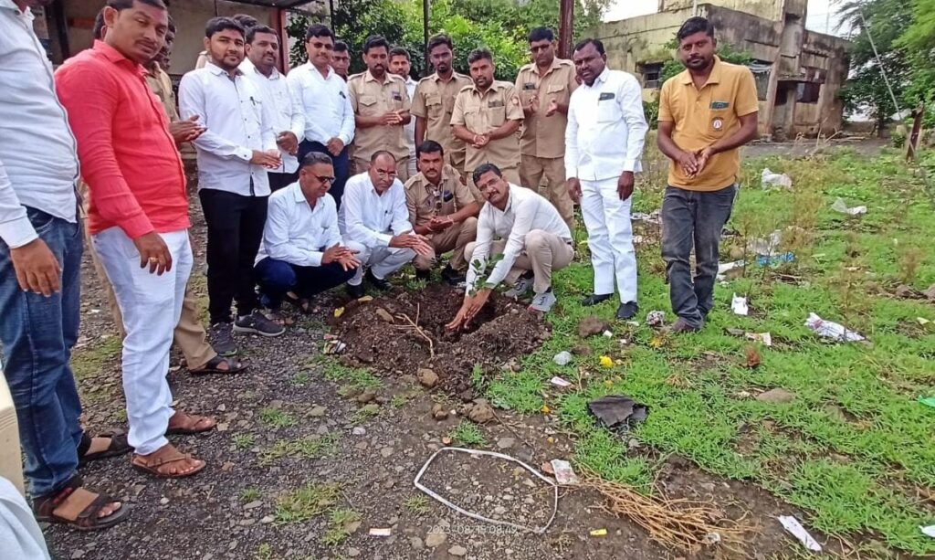 महावितरण कार्यालयात 76 वा स्वातंत्र्य दिनाच्या अमृत महोत्सवानिमित्त ध्वजारोहन व वृक्षारोपन