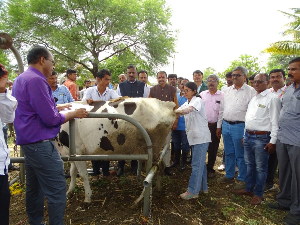 शेतकऱ्यांनी दुग्धजन्य पदार्थांच्या निर्मितीचा ब्रँड बनवावा - डॉ. अनिल भिकाने