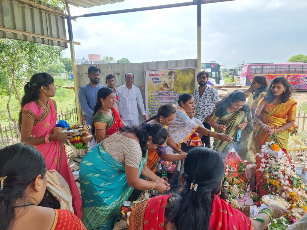 नागपंचमी निमित्त अंधश्रद्धा निर्मूलन समितीच्या वतीने लावला जनजागरणाचा फलक.