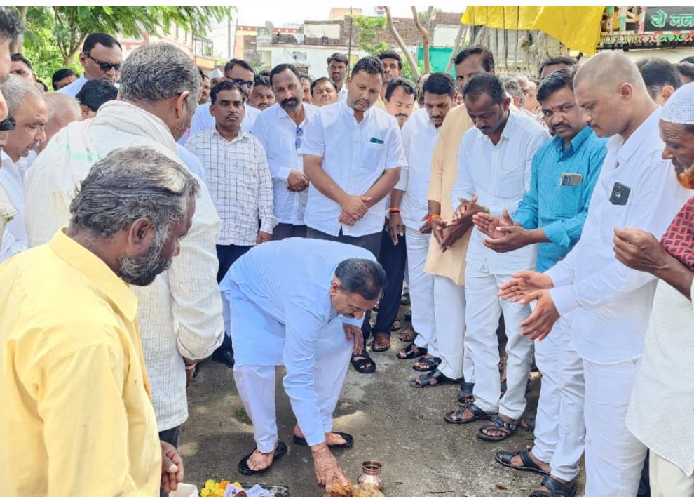 आ.बाबासाहेब पाटील यांच्या हस्ते १० लक्ष रुपयांच्या निधीतून सिमेंट रस्ते कामाचा भूमिपूजन सोहळा !