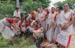 रुद्र महिला मंडळा तर्फे लिंगायत स्मशान भूमीमध्ये वृक्षारोपण कार्यक्रम