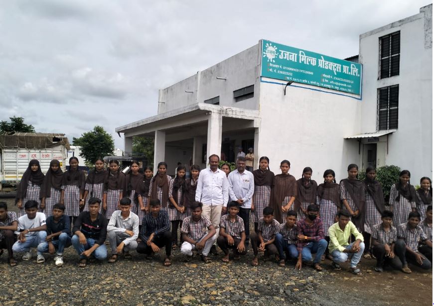 उजना डेअरीला पु. अहिल्यादेवीच्या दहावीच्या विद्यार्थ्यांनी दिली क्षेत्र भेट