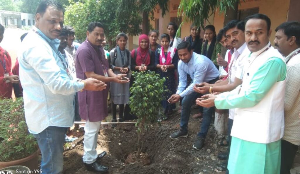 राष्ट्रीय सेवा योजनेकडून फुले महाविद्यालयात वृक्षारोपण