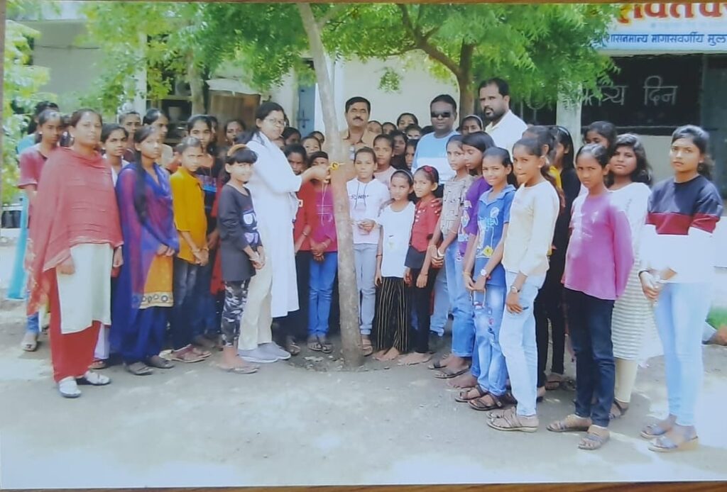 समर्थ विद्यालयात वृक्षांना राखी बांधून दिला वृक्ष संवर्धनाचा संदेश. स्काऊट गाईड व हरित सेनेचा उपक्रम