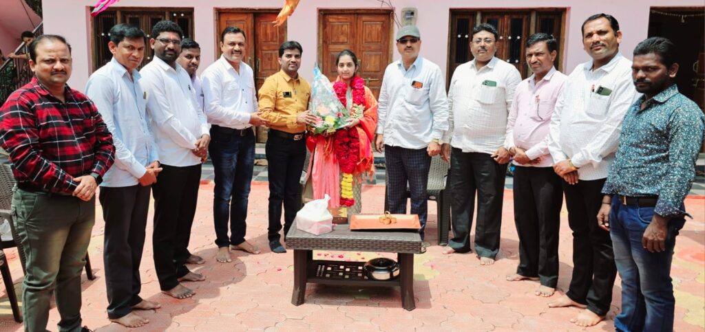 स्वामी रामानंद तीर्थ विद्यापीठात तृतीय आल्याबद्दल कु.अनिशा घोडके हिचा प्रा.सिद्धेश्वर पटणे व मित्र परिवाराच्या वतीने सत्कार