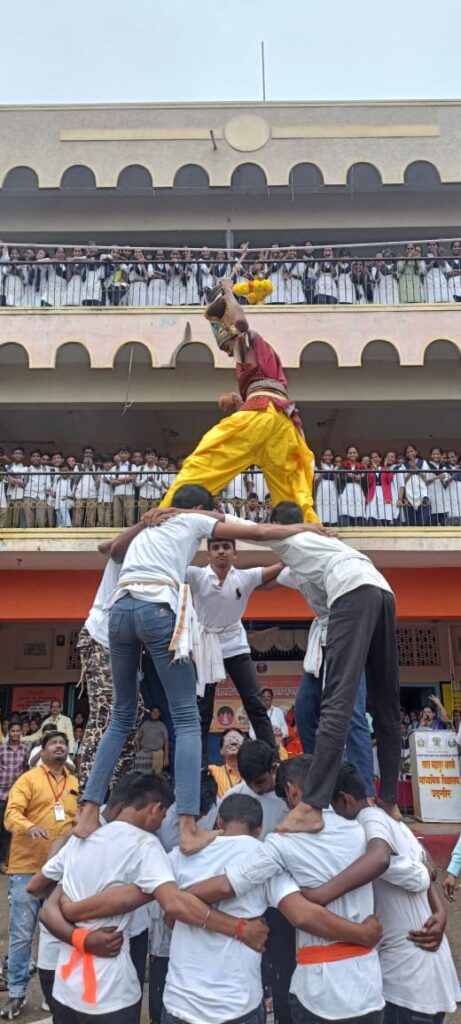 शास्त्री विद्यालयात गोकुळाष्टमी निमित्त दहीहंडीचा कार्यक्रम उत्साहात संपन्न.