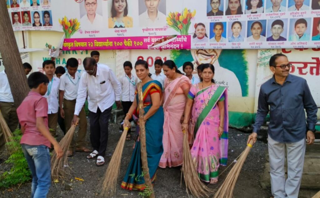 शास्त्री विद्यालयाकडून राष्ट्रपिता महात्मा गांधीजींना स्वच्छ भारताची स्वच्छांजली अर्पण