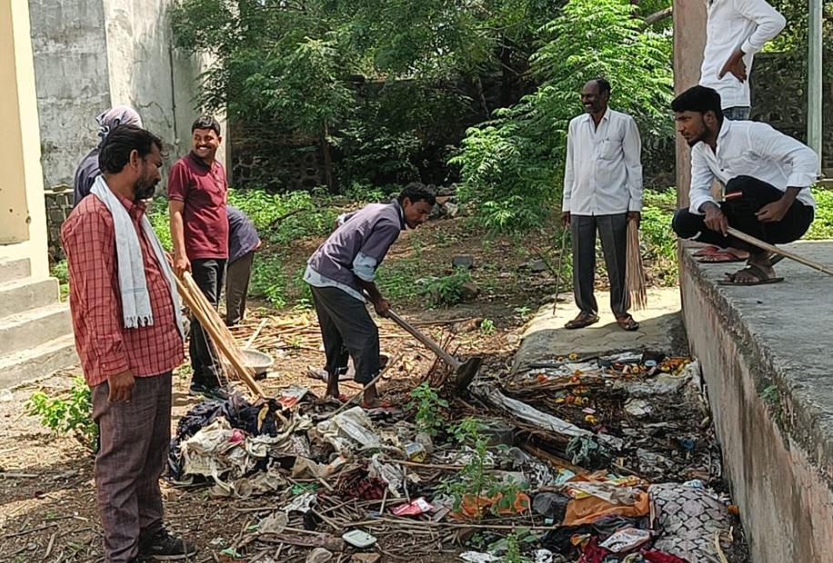 सम्राट मित्रमंडळाच्या वतीने स्मशानभूमीच्या स्वच्छतेसाठी श्रमदान..!