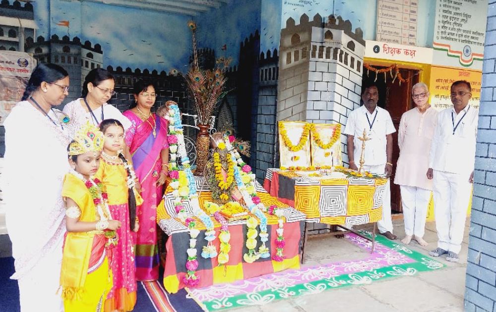 लाल बहादूर शास्त्री प्राथमिक विद्यालयात गीता जयंती उत्साहात संपन्न