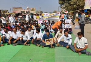 वलांडी येथील अत्याचाराच्या निषेधार्थ हाळी-हंडरगुळी येथे रास्तारोको