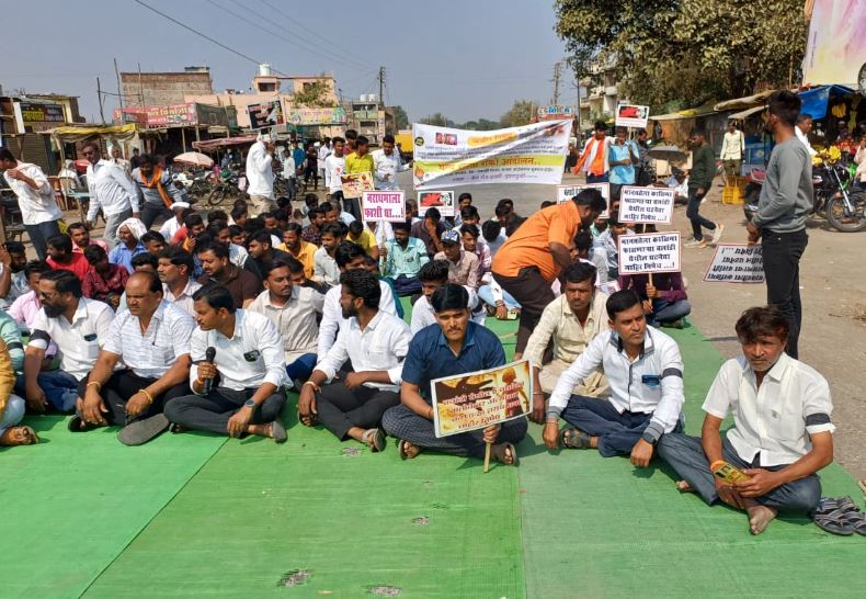वलांडी येथील अत्याचाराच्या निषेधार्थ हाळी-हंडरगुळी येथे रास्तारोको