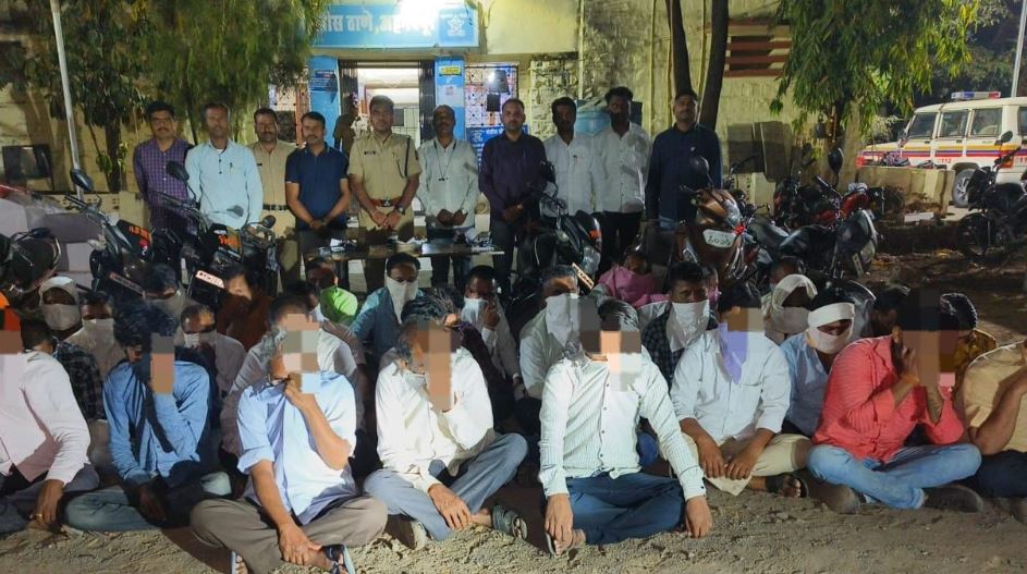 बी चंद्रकांत रेड्डी यांची धमाकेदार कामगिरी, अवैध जुगारावर छापेमारी, 55 व्यक्ती विरोधात 3 गुन्हे दाखल. 5 लाख 86 हजार रुपयाचा मुद्देमाल जप्त.