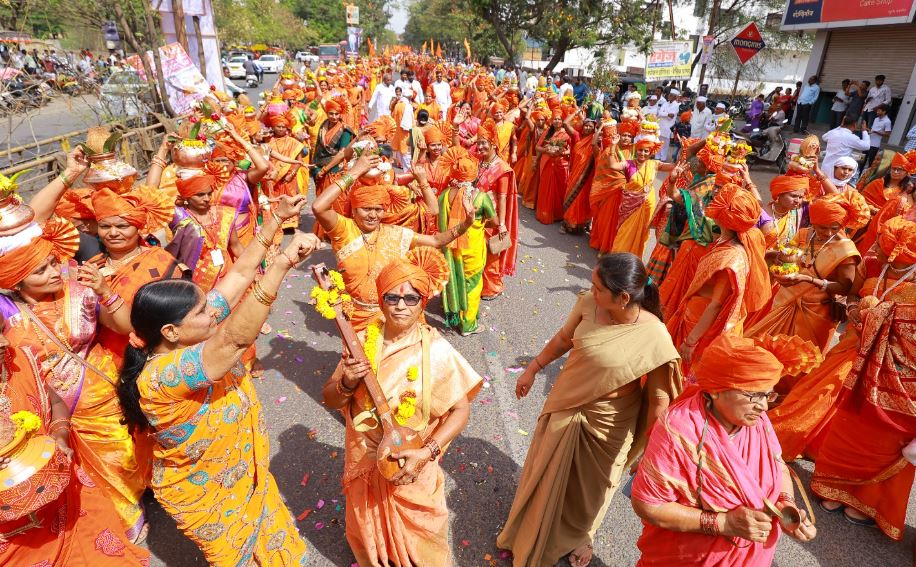 विशाल शोभायात्रेने लातूरकरांचे वेधले लक्ष!