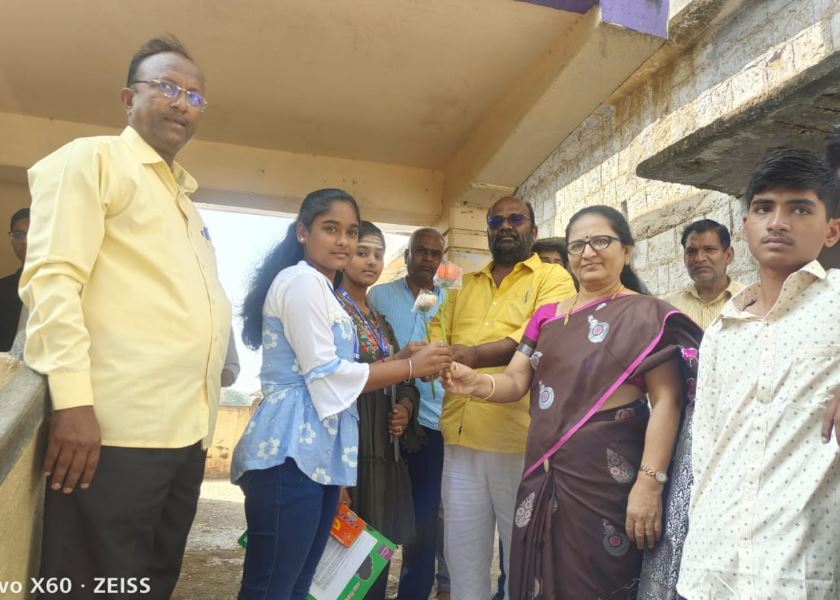 श्यामार्य कन्या विद्यालयातर्फे एसएससी बोर्ड परीक्षार्थींचे पुष्प देऊन स्वागत