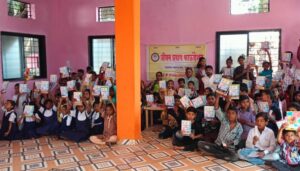गरजू विद्यार्थ्यांना शैक्षणिक साहित्य भेट देऊन प्रभात आणि निकिता यांचा अनोखा विवाहगरजू विद्यार्थ्यांना शैक्षणिक साहित्य भेट देऊन प्रभात आणि निकिता यांचा अनोखा विवाह