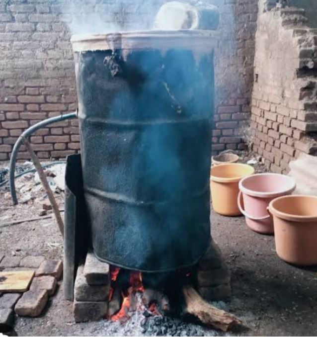 प्रहार जनशक्ती पार्टीच्या दणक्याने पोलिस आणि राज्य उत्पादन शुल्काची हातभट्टीवर धाड