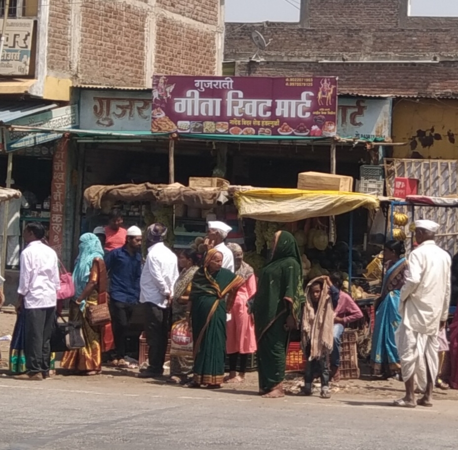 हंडरगुळी येथील बस थांबा अतिक्रमणाच्या विळख्यात