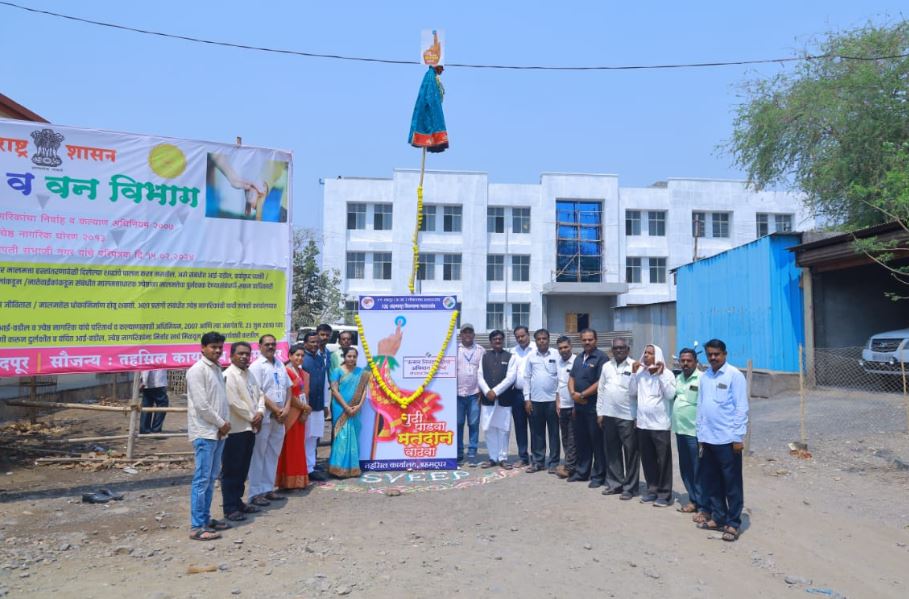 गुढी पाडवा मतदान वाढवा' मतदार जनजागृतीसाठी तहसीलमध्ये उभारली गुढी