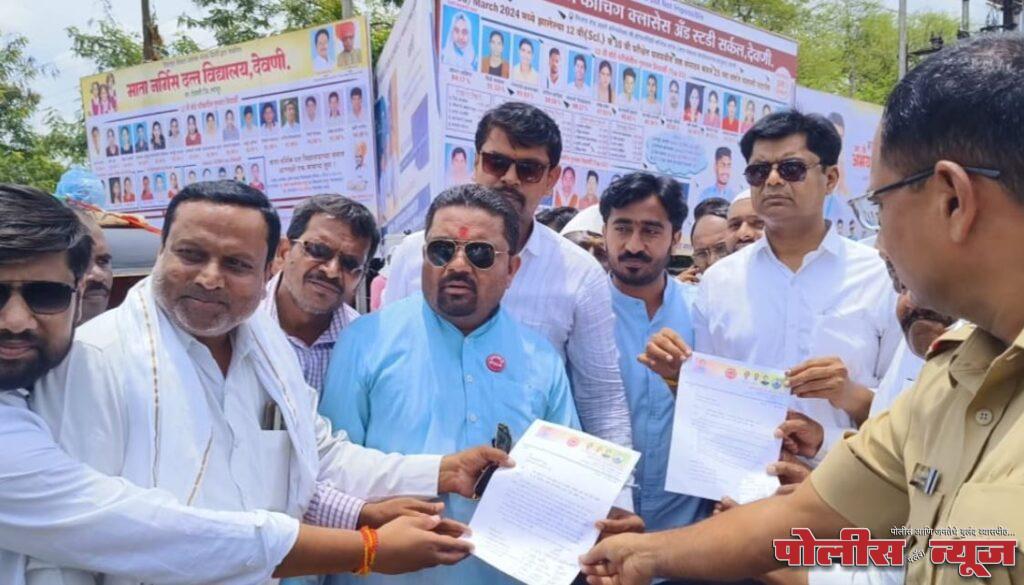 देवणी येथे शेतकरी संघटनेच्या वतीने चक्का जाम आंदोलन करण्यात आले