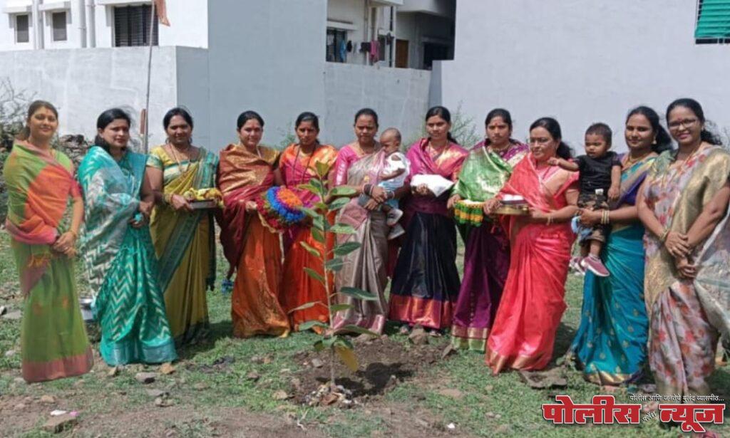 अयोध्या नगरीत वडाचे झाड लावून केली वटसावित्री पौर्णिमा साजरी
