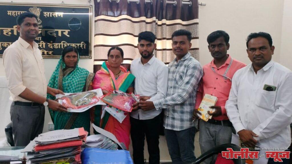 सारथीच्या शिका व कमवा उपक्रमाच्या पहिल्या कमाईतून विद्यार्थ्यांनी दिले आई-वडिलास कपडे भेट